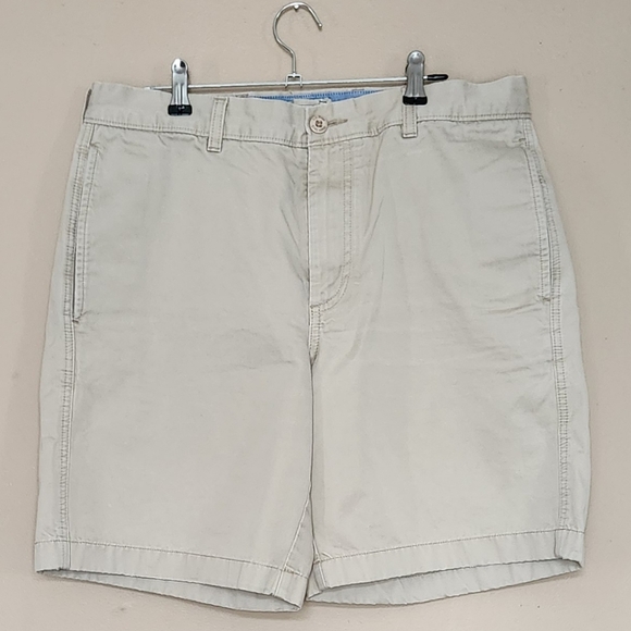L.L. Bean Shorts Mens Size 33 Beige Standard Fit Chino Flat Front Hiking - Picture 1 of 13